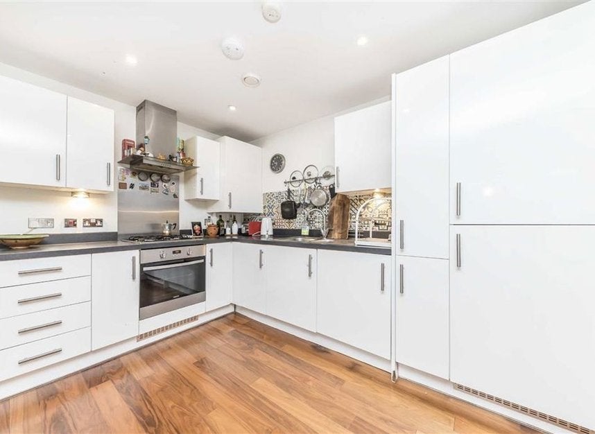 Flat Alscot Road in Greater London