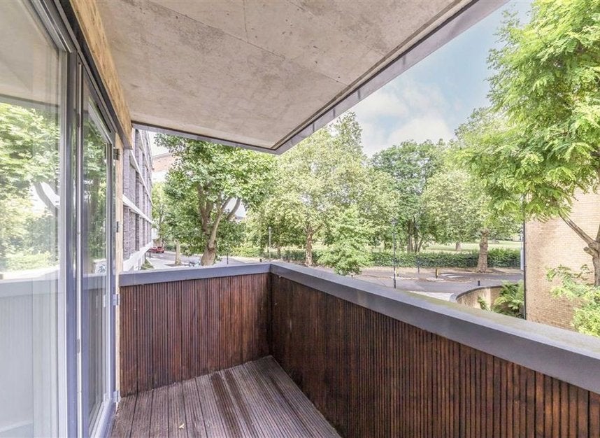 Flat Alscot Road in Greater London