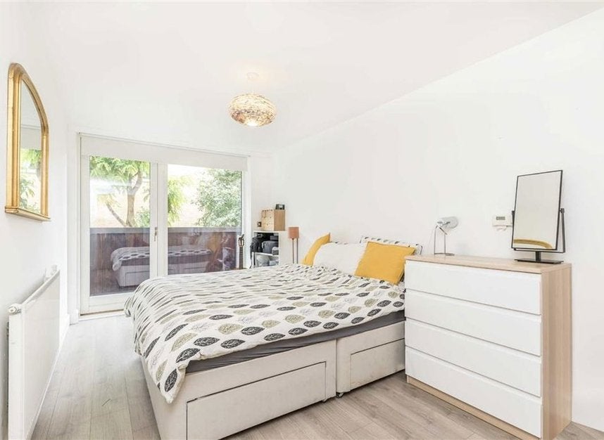 Flat Alscot Road in Greater London