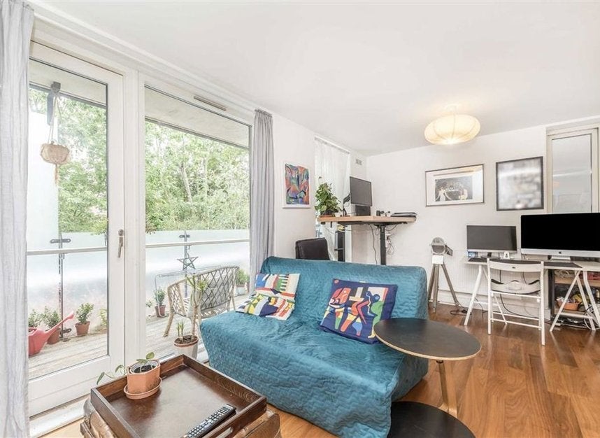 Flat Alscot Road in Greater London
