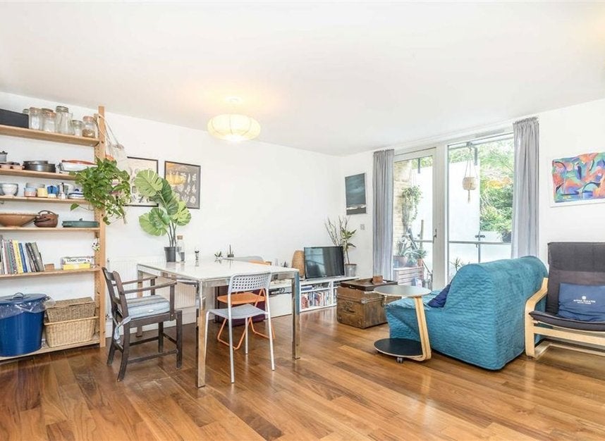 Flat Alscot Road in Greater London