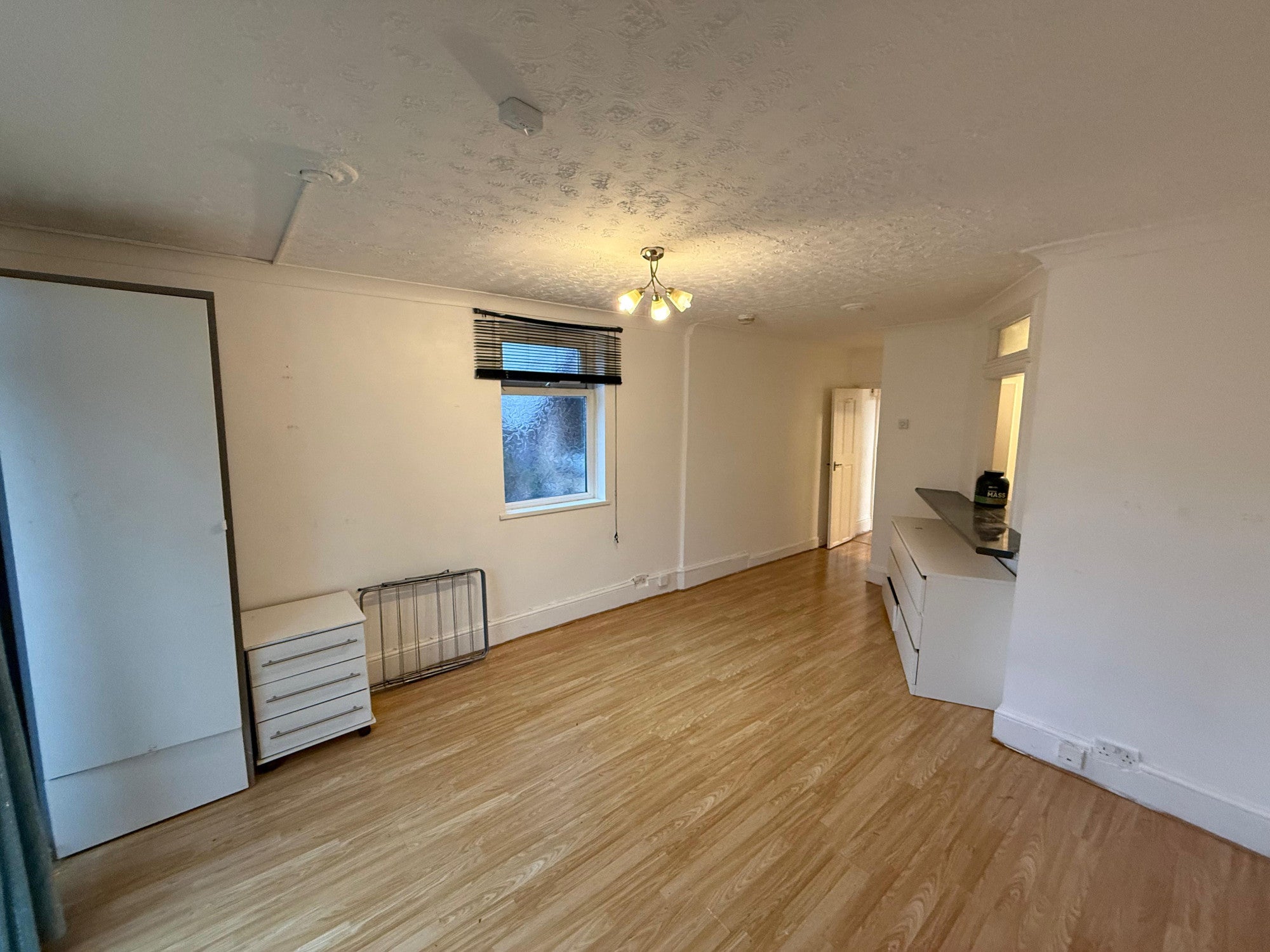 Flat Valentines Road in Greater London