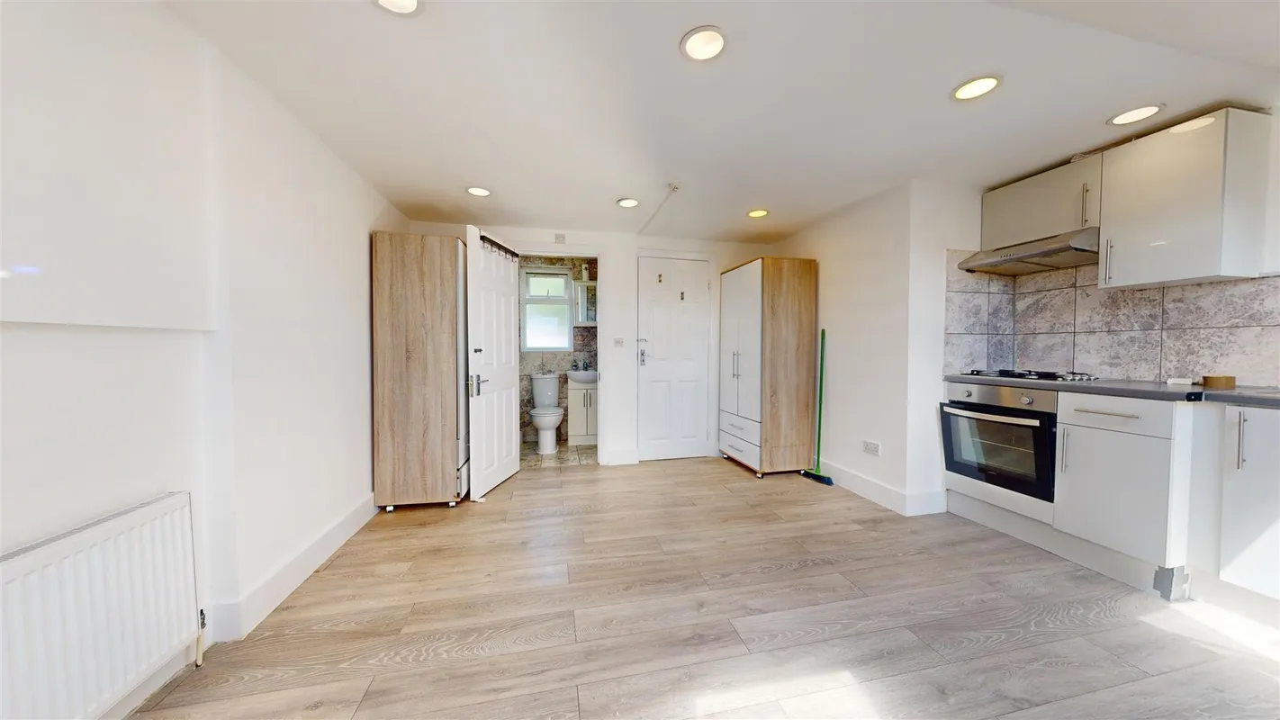Flat Sandringham Road in Greater London