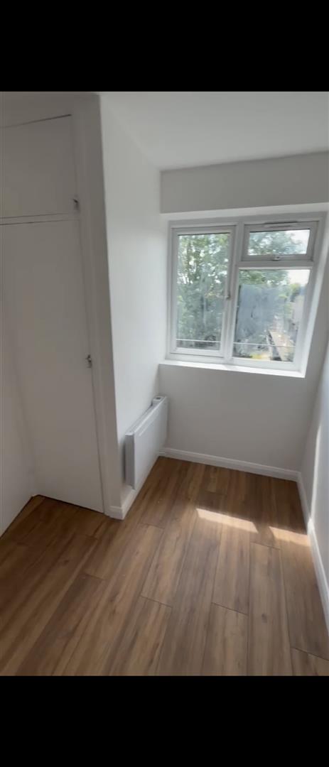 Flat Kneller Road in Greater London