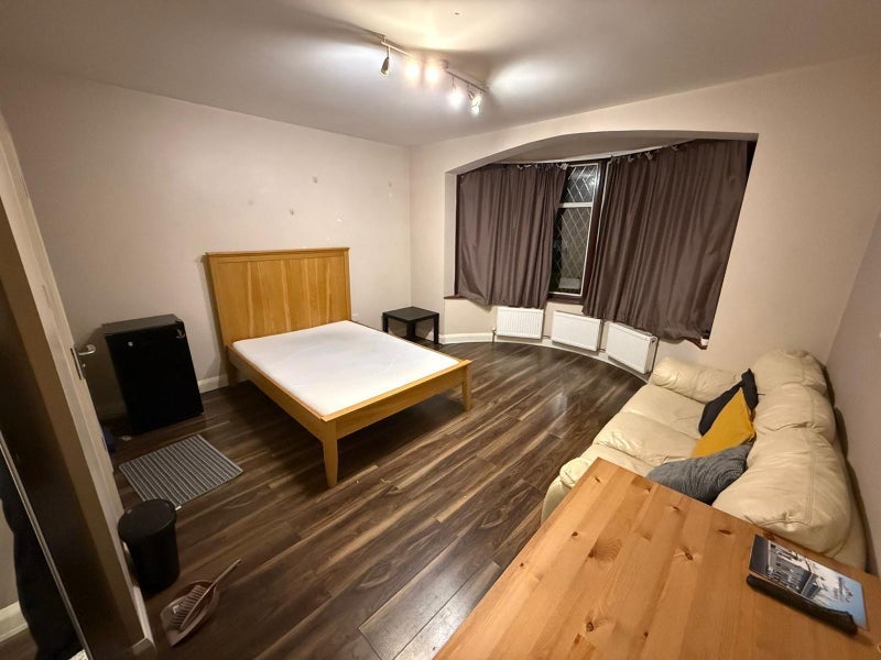 Room Wembley Hill Road in Greater London