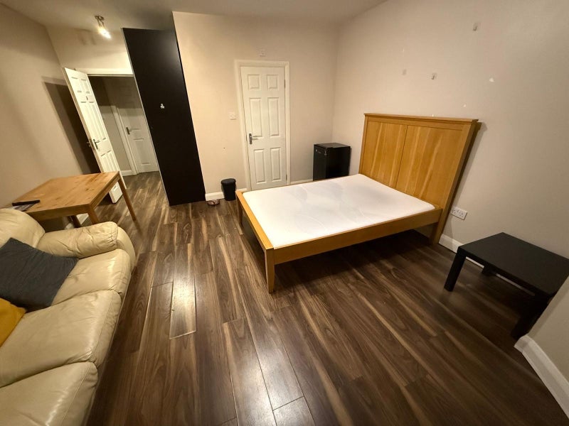 Room Wembley Hill Road in Greater London