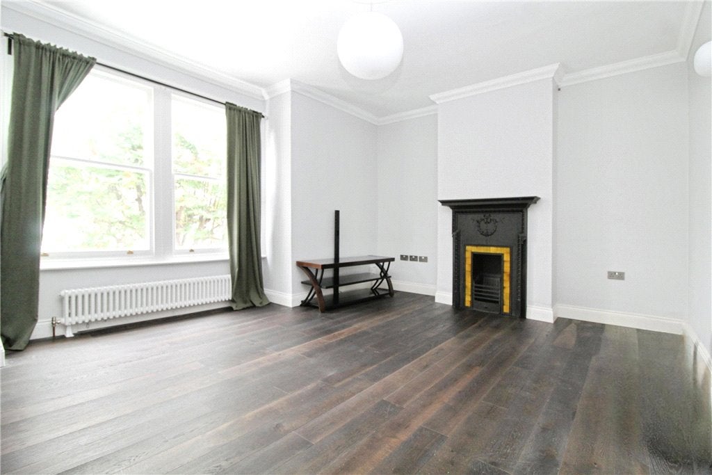 Flat Kelling Gardens in Greater London