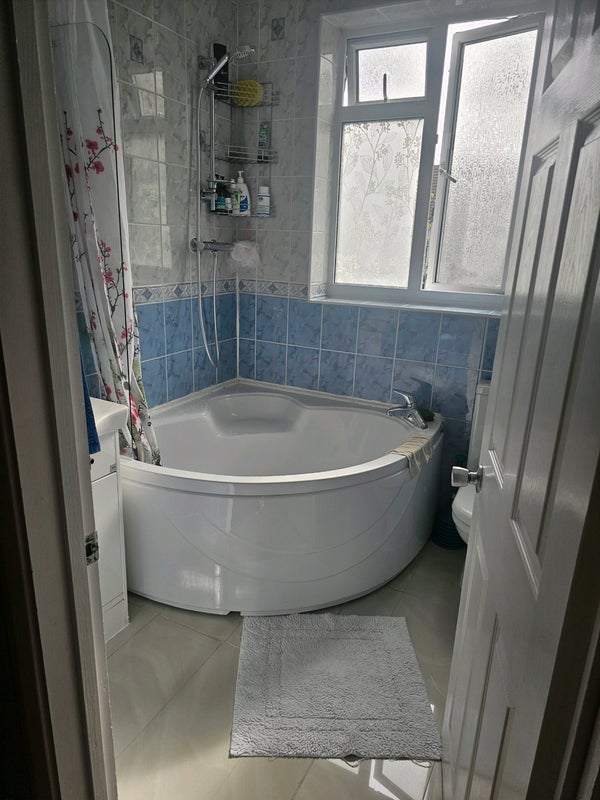 Room Sherwood Avenue in Greater London