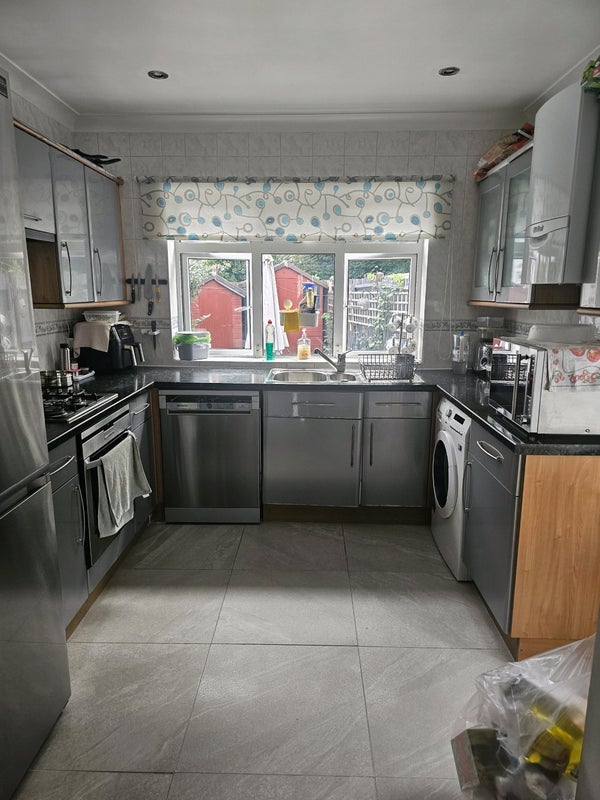 Room Sherwood Avenue in Greater London