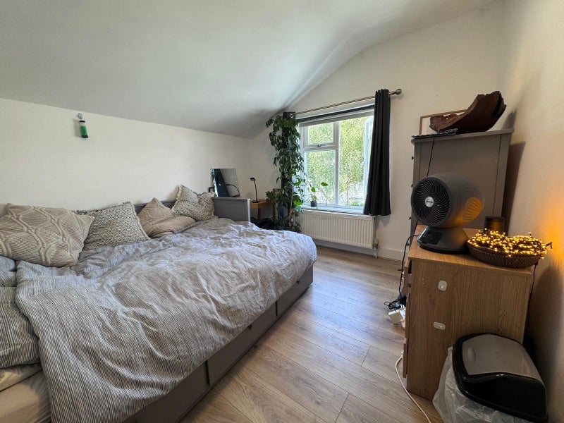 Room Chiswick High Road in Greater London
