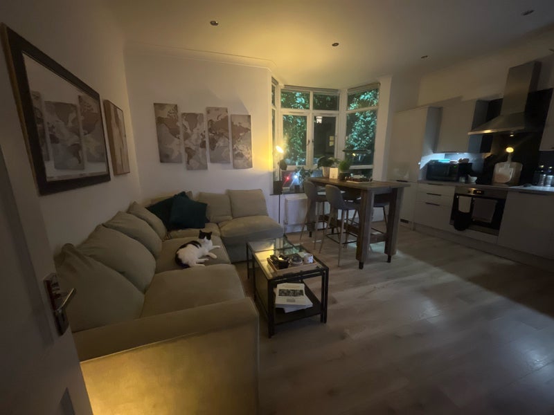 Flat Chiswick High Road in Greater London