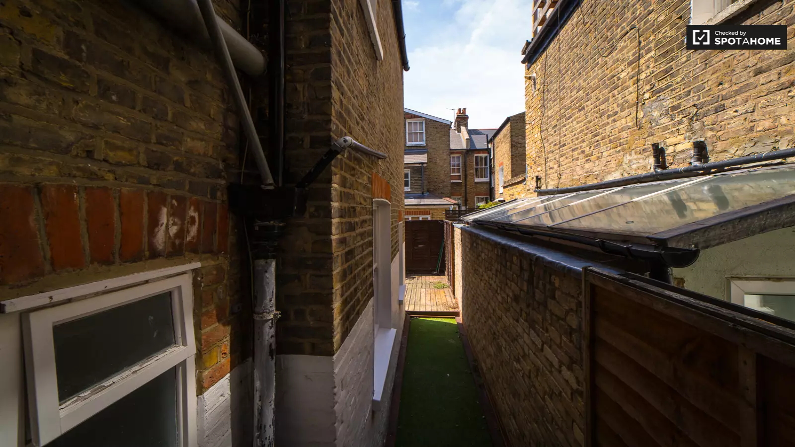 Flat Hartismere Road in Greater London