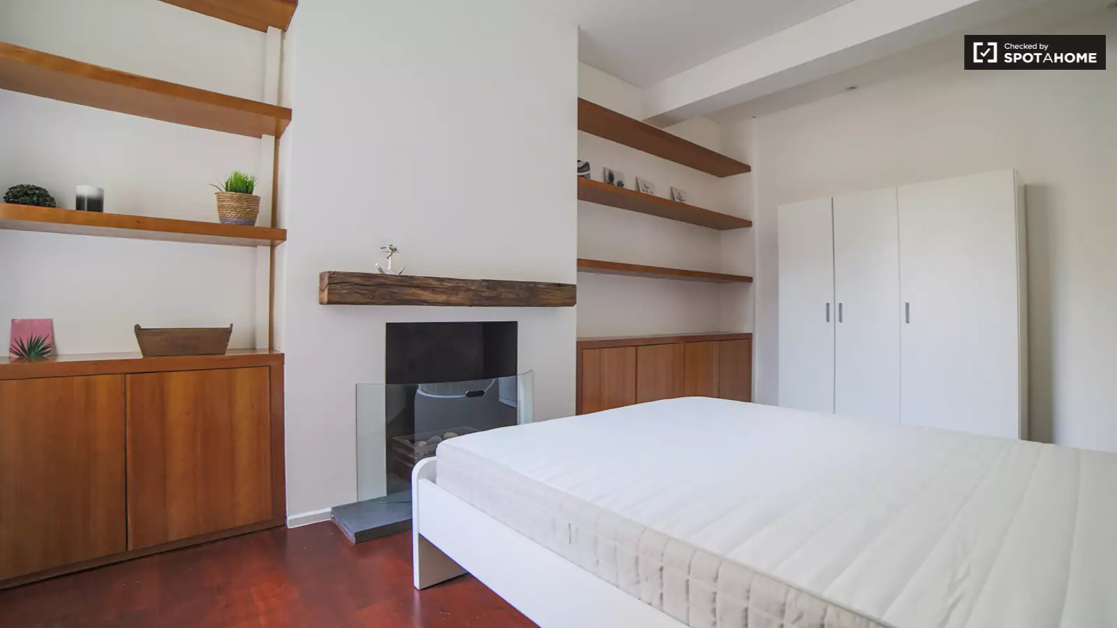 Flat Hartismere Road in Greater London