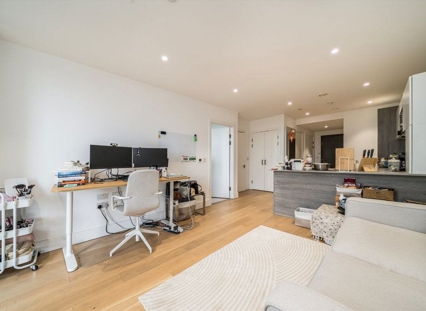 Flat Kingsland High Street in Greater London