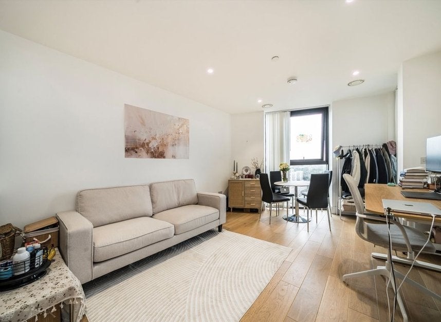 Flat Kingsland High Street in Greater London