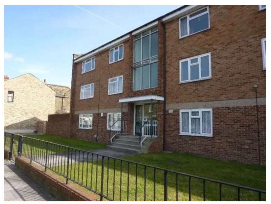 Flat Bellot Street in Greater London