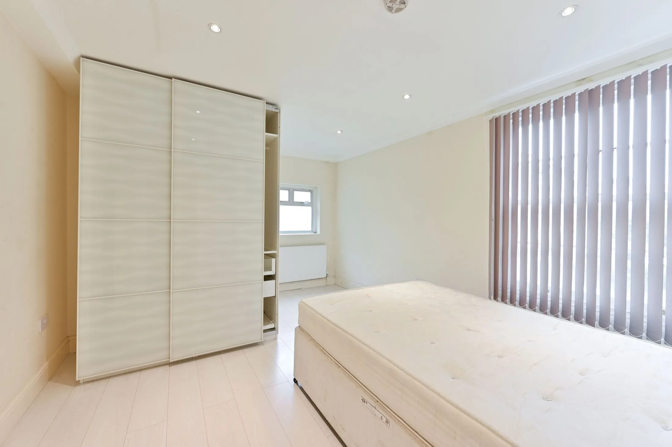 Flat Kingston Road in Greater London