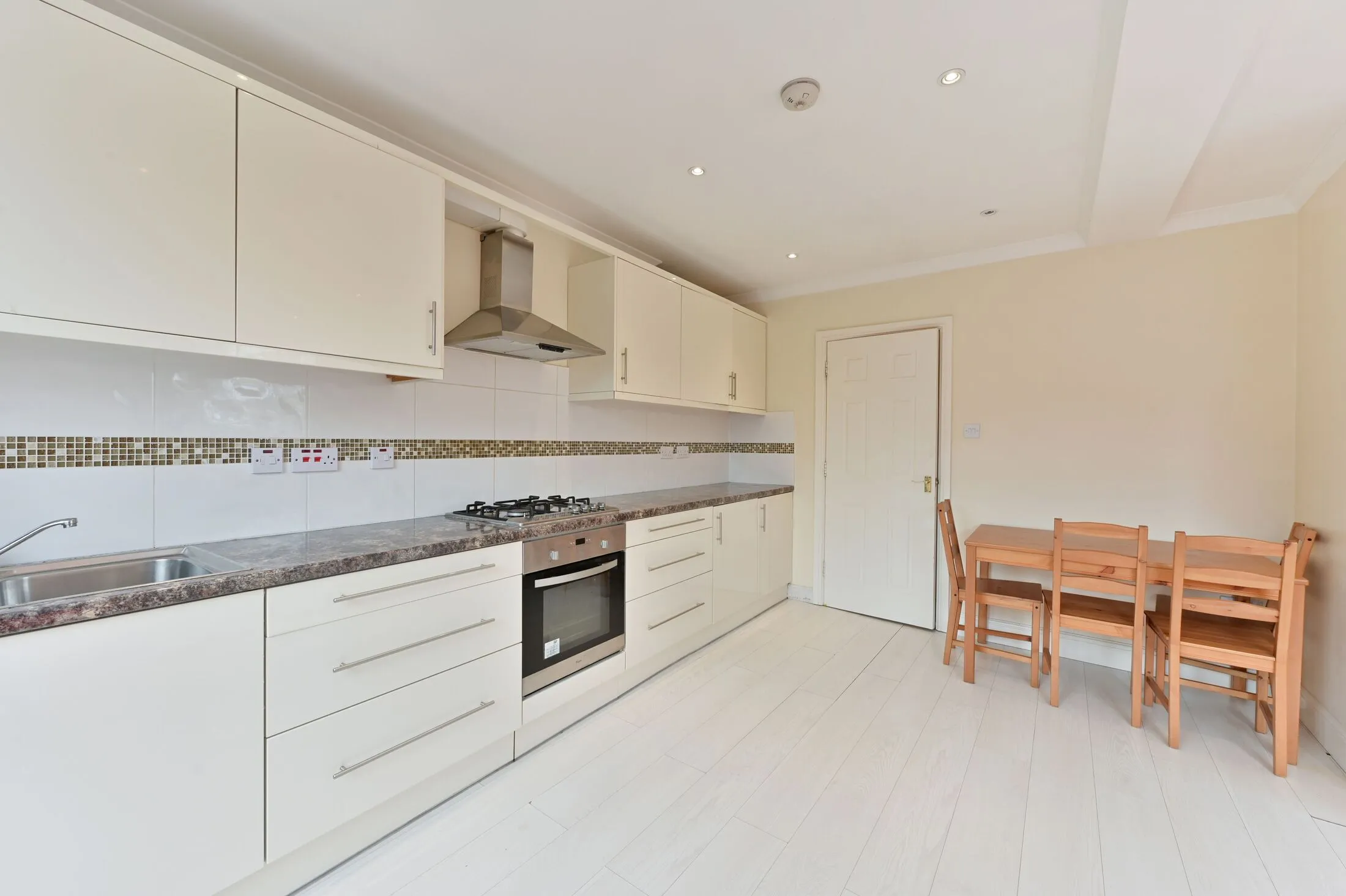Flat Kingston Road in Greater London