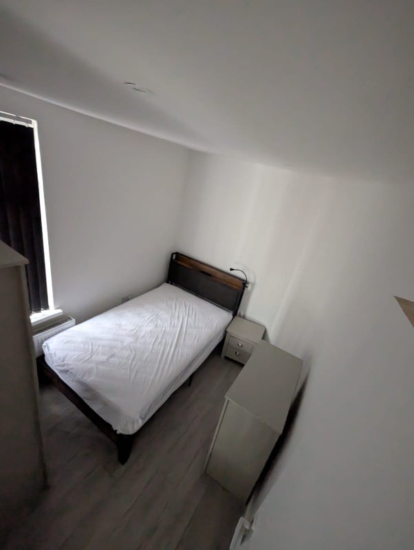 Room Commercial Road in Liverpool