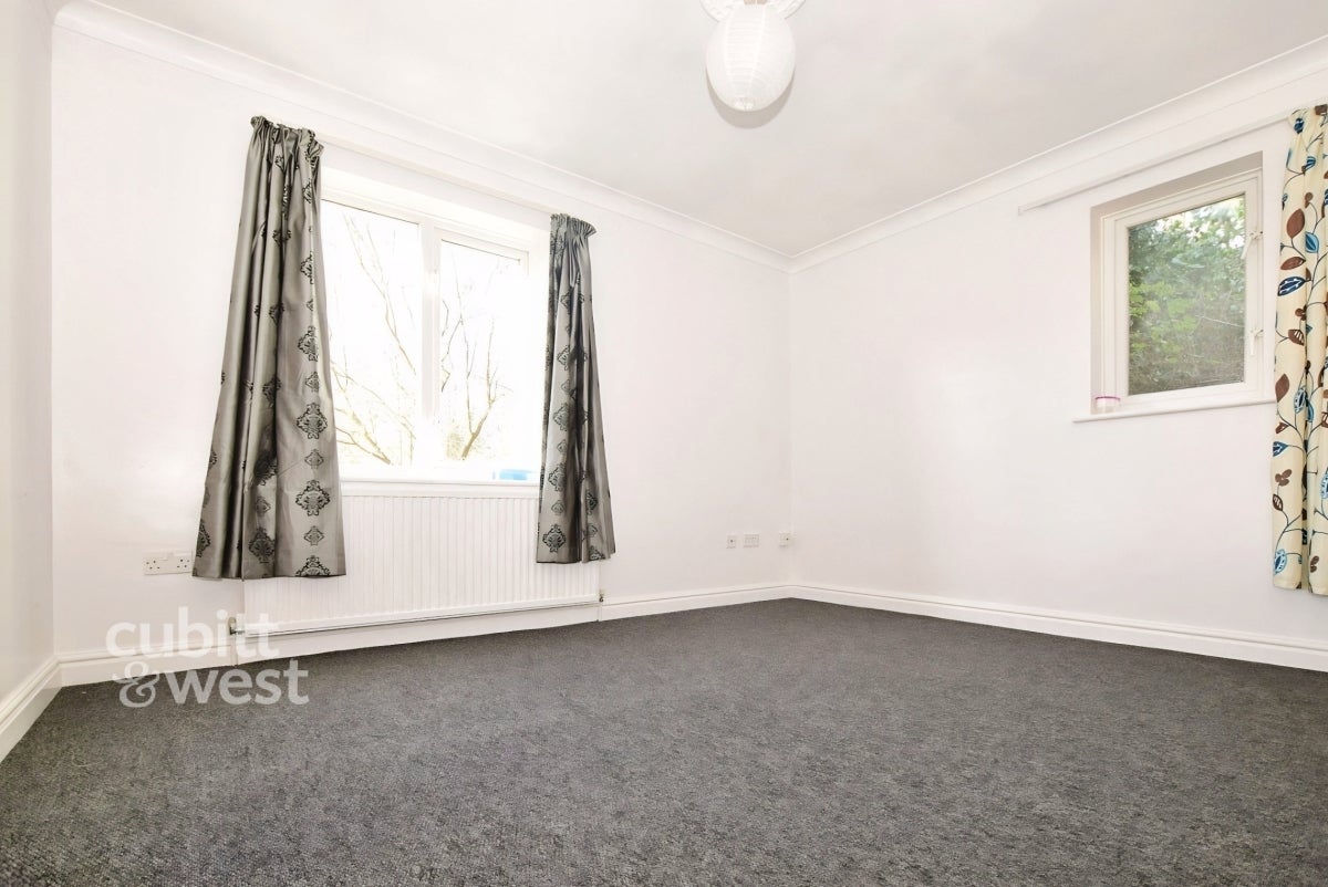 Flat Farningham Road in Wealden