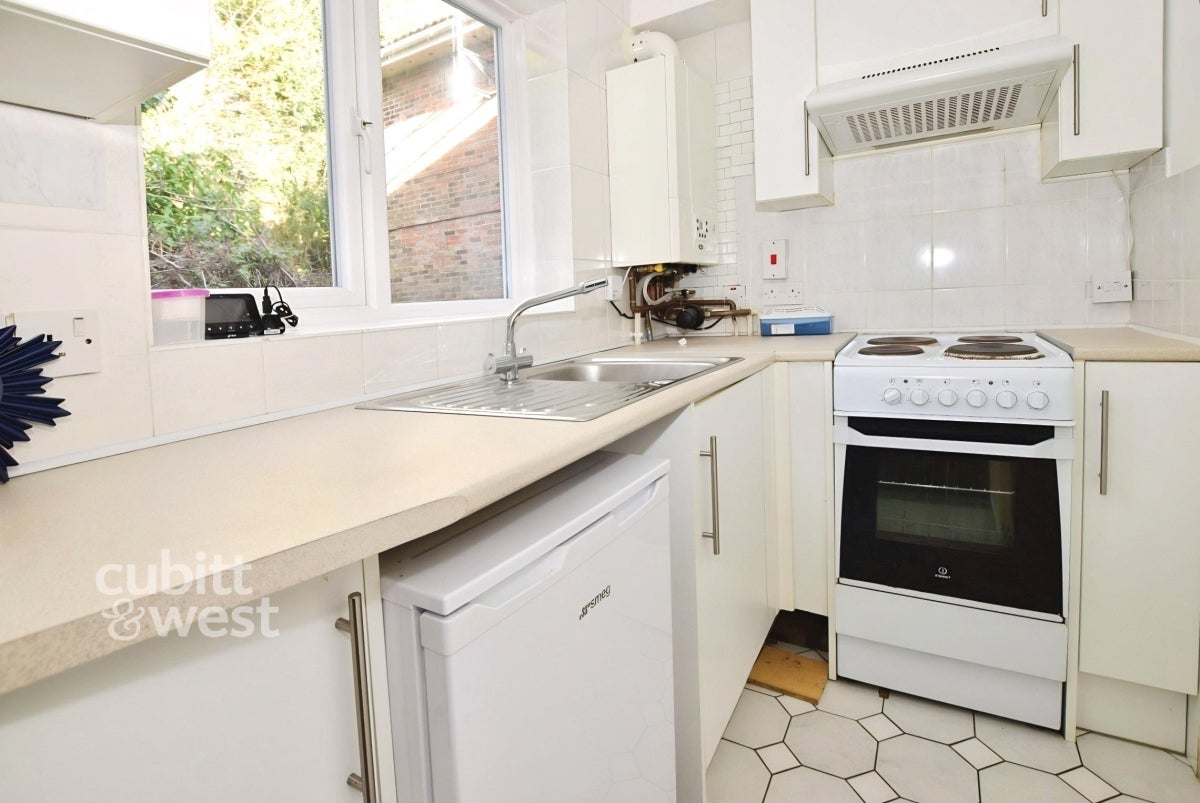 Flat Farningham Road in Wealden