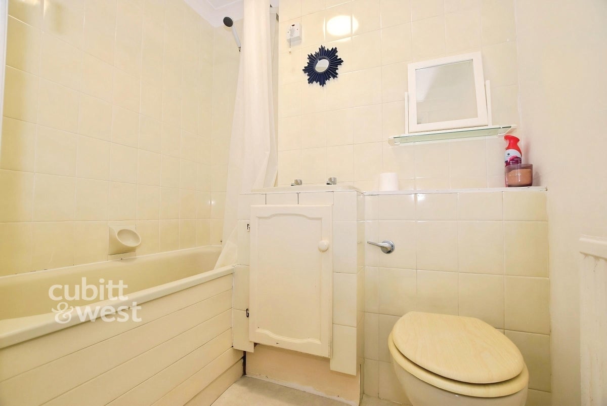 Flat Farningham Road in Wealden
