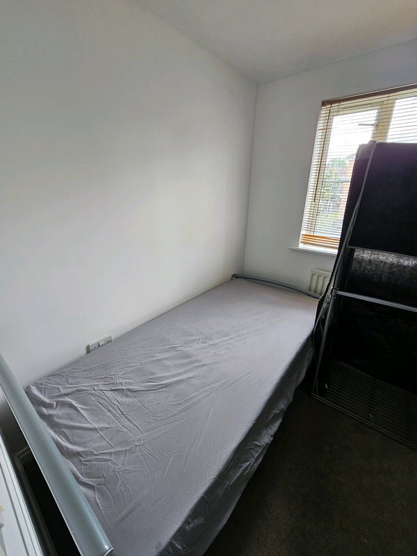 Room Foxham Drive in Manchester