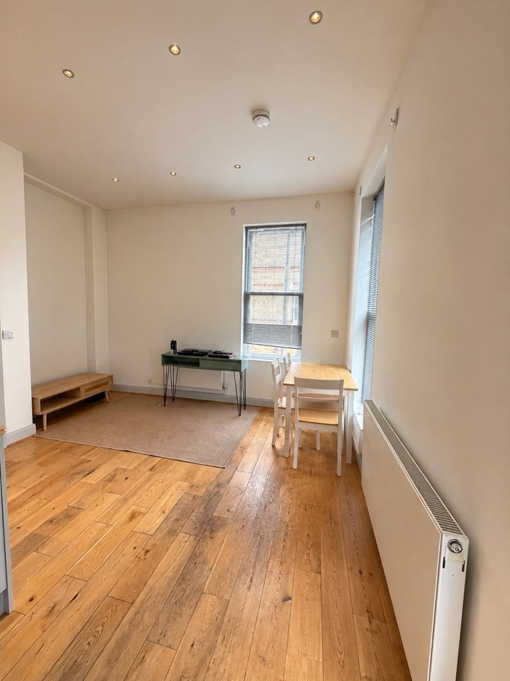 Flat Lavender Hill in Greater London