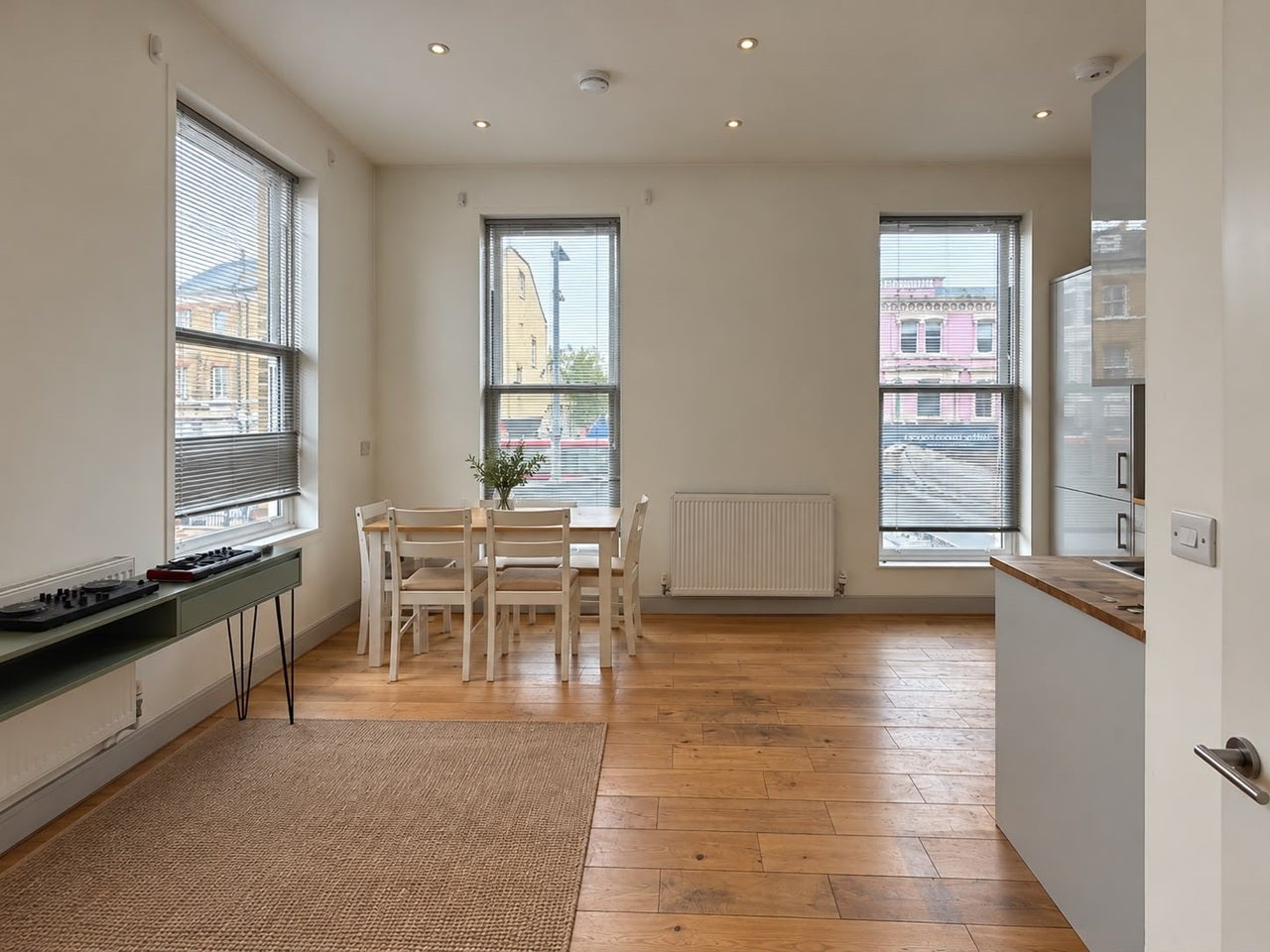 Flat Lavender Hill in Greater London