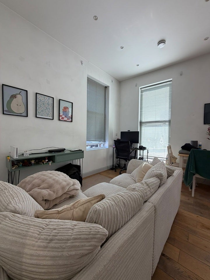 Flat Lavender Hill in Greater London