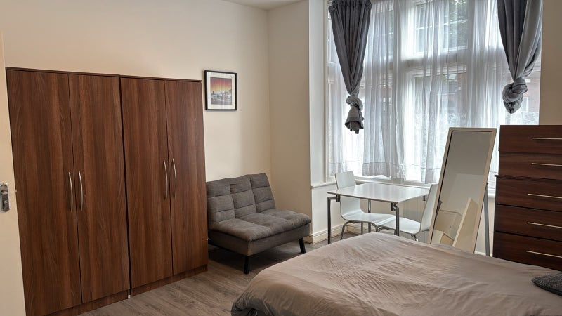 Flat Park Avenue in Greater London