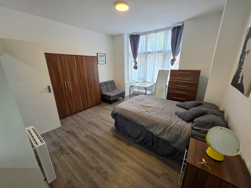 Flat Park Avenue in Greater London