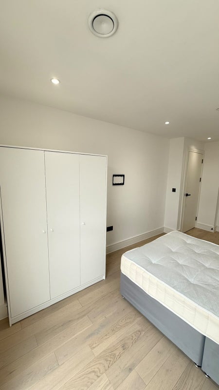 Room Barking Road in Greater London