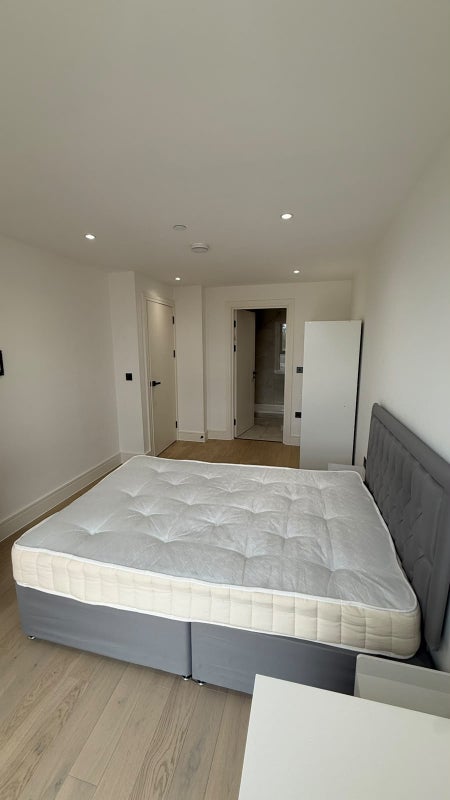 Room Barking Road in Greater London