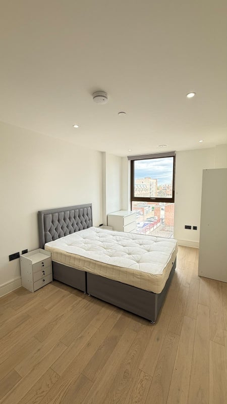 Room Barking Road in Greater London