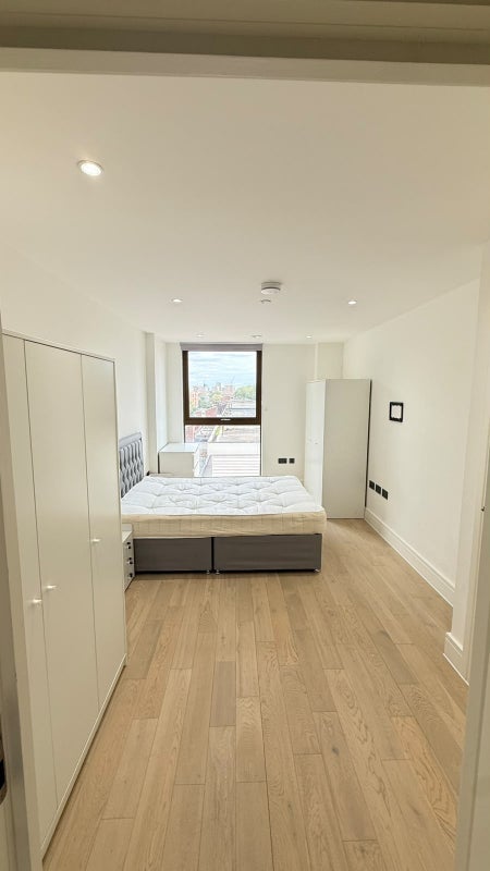 Room Barking Road in Greater London
