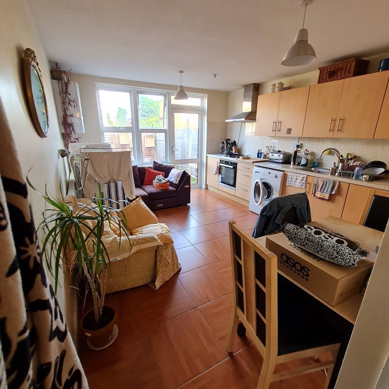 Room Orient Way in Greater London