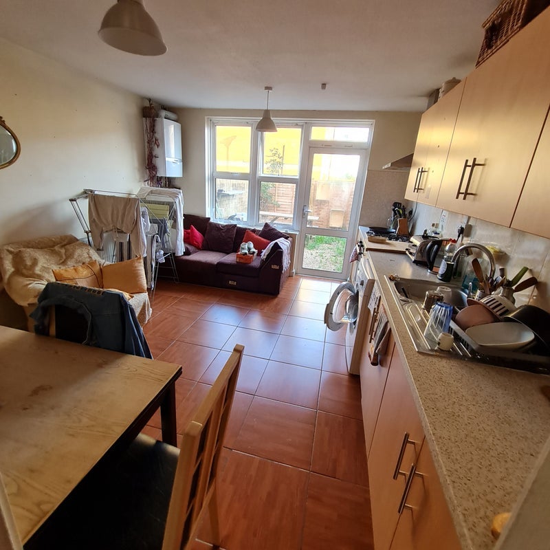 Room Orient Way in Greater London