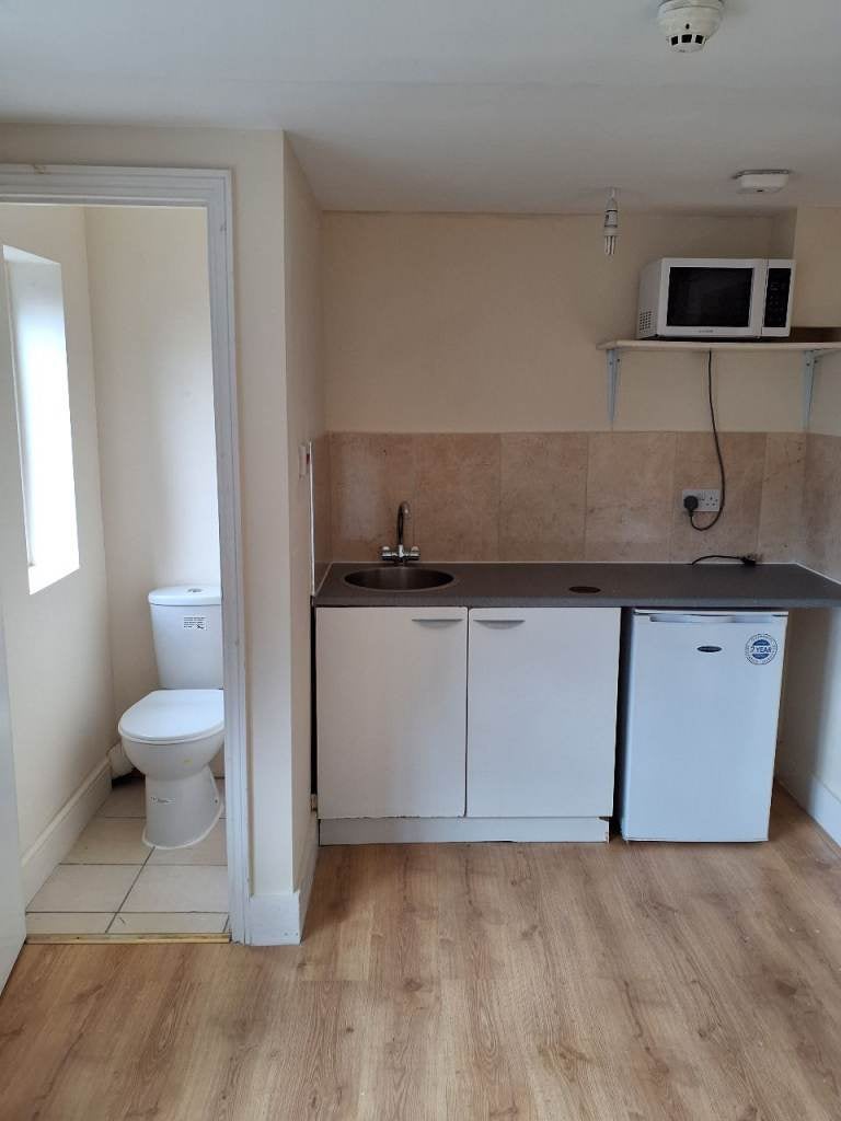 Flat Downderry Road in Greater London