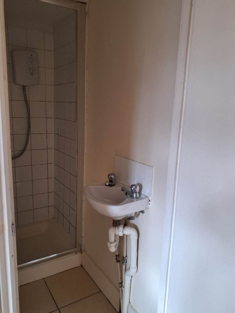 Flat Downderry Road in Greater London