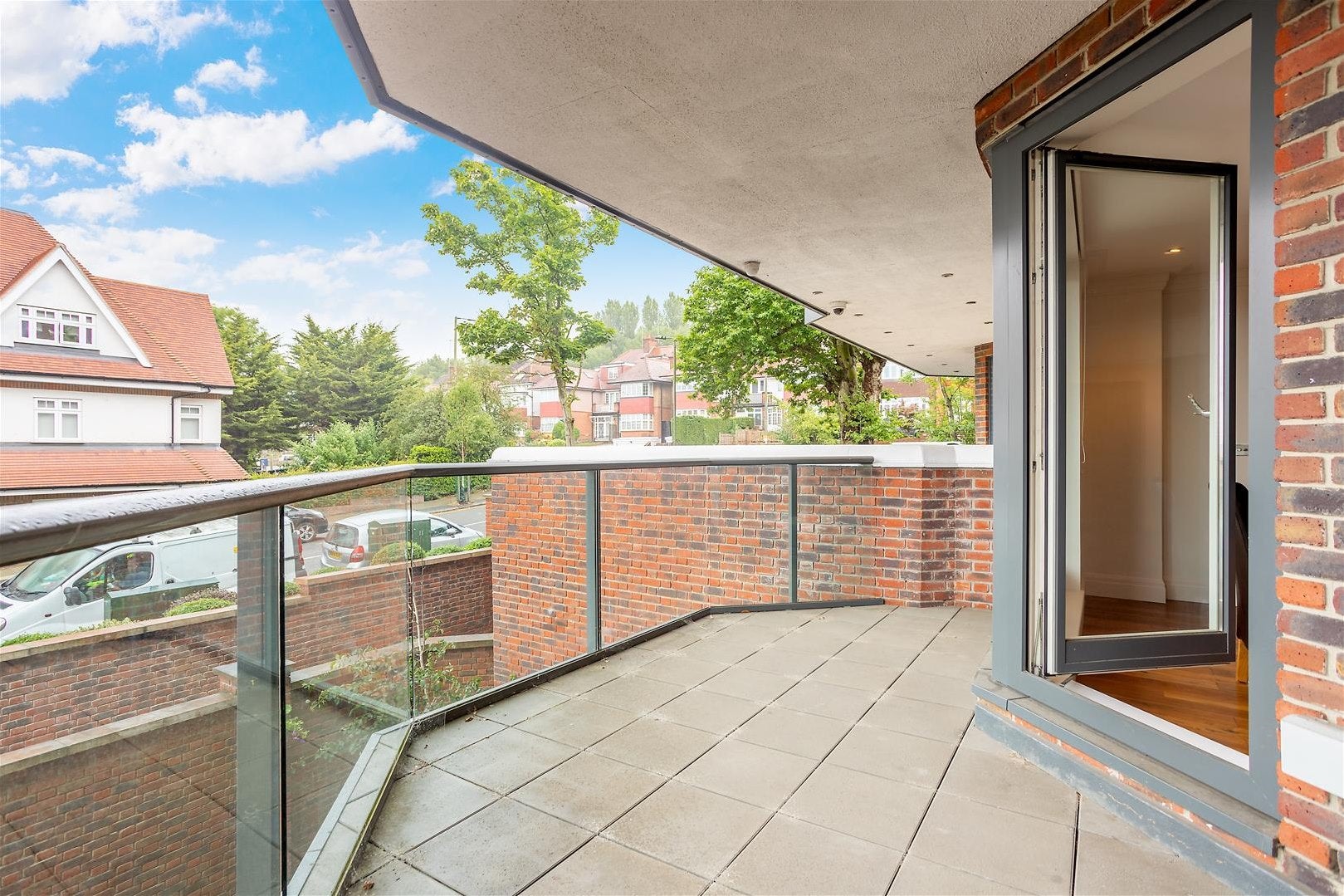 Flat Hodford Road in Greater London