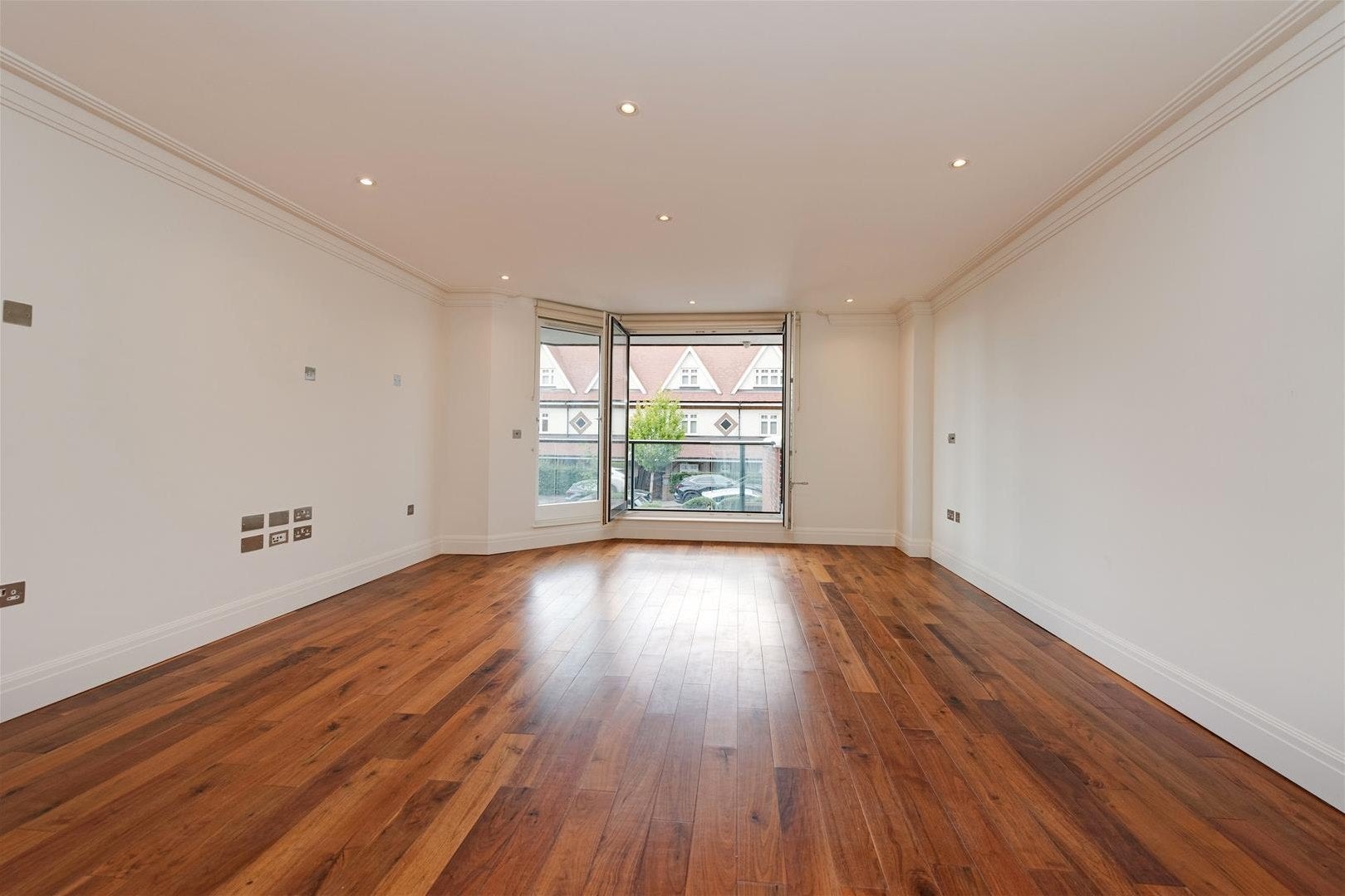 Flat Hodford Road in Greater London