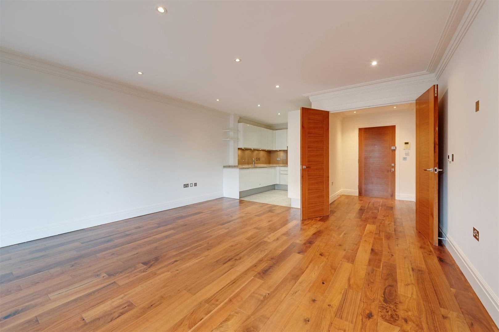 Flat Hodford Road in Greater London