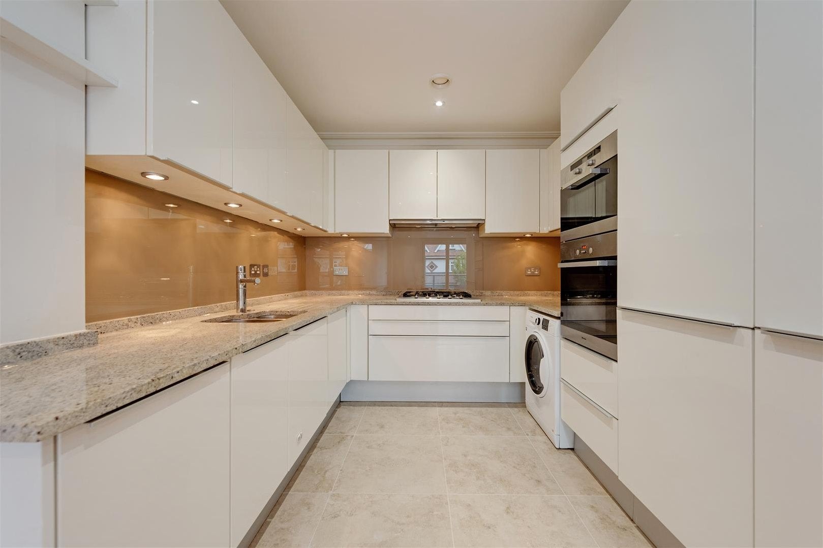 Flat Hodford Road in Greater London