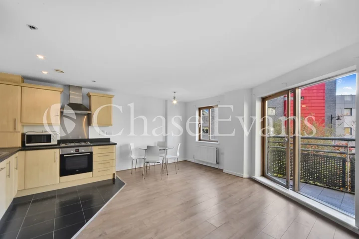 Flat Pancras Way in Greater London