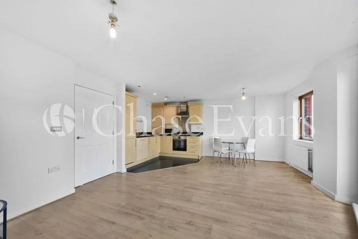 Flat Pancras Way in Greater London