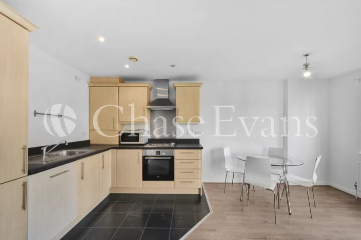 Flat Pancras Way in Greater London