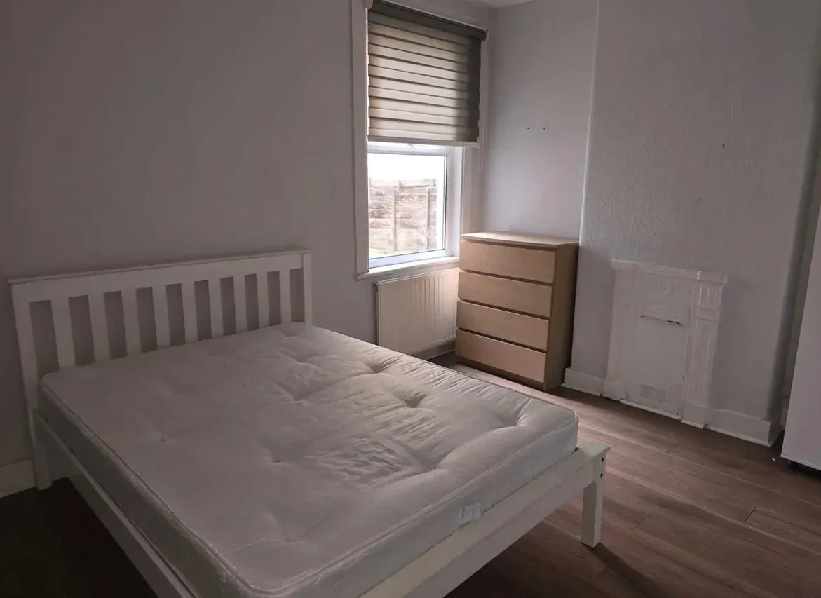Flat Wimborne Road in Greater London