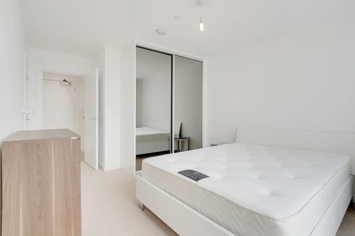 Flat Meridian Square in Greater London