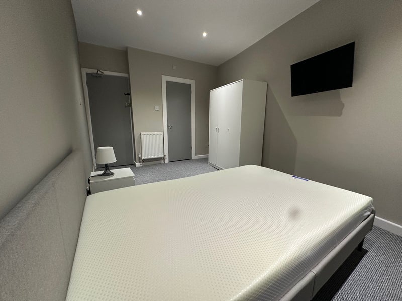 Room Newport Road in Cardiff